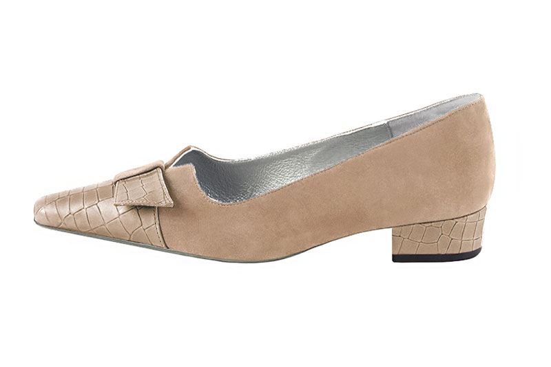 Tan beige women's dress pumps, with a knot on the front. Tapered toe. Low block heels. Profile view - Florence KOOIJMAN